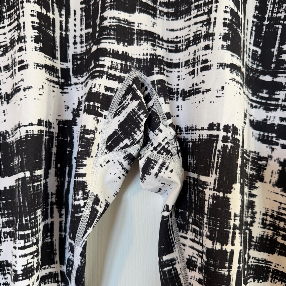 Buffbunny Black and White Print Leggings - Picture 2 of 6